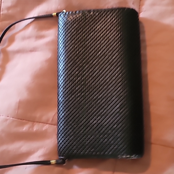 STUNNING WHITING AND DAVIS BLACK MATTE MESH CROSSBODY CLUTCH - Picture 3 of 16